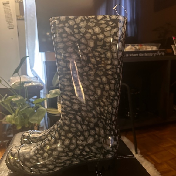 Black and white polkadot rain boots - Picture 3 of 4